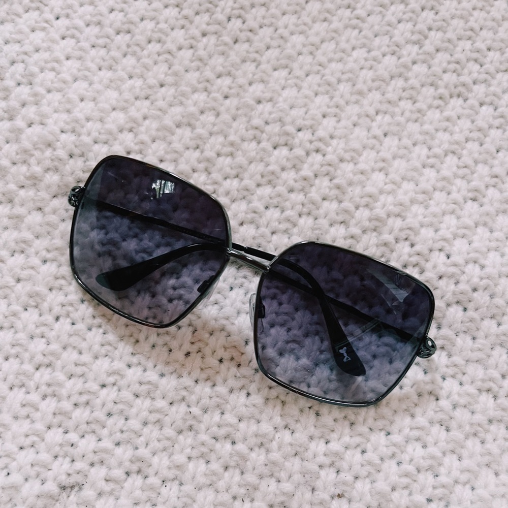 LAUREN CONRAD SUNGLASSES🕶